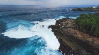 Rocky sahili, Nusa Lembongan 'da büyük dalgalar halinde mavi okyanus, insansız hava aracı manzaralı. Yüksek kalite 4k görüntü