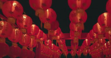 Çin yılbaşı kutlamalarında gece vakti Çin kırmızı fenerleri.