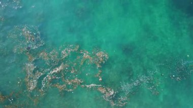 Okyanus suyu ve plastik çöp. Yüzen plastik çöplerle kirliliğin hava manzarası. Yüksek kalite 4k görüntü