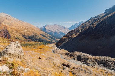 Taşlı dağlar. Dağların panoramik görünümü