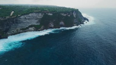 Yürüyen merdivenler Uluwatu Tapınağı yakınlarındaki kayayı yok ediyor. Hava aracı görüntüsü. Yüksek kalite 4k görüntü