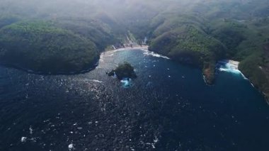  Yeşil tepeli kıyı manzarası ve Crystal Bay plajlı Nusa Penida adasının okyanusu. Yüksek kalite 4k görüntü