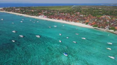 Kıyı şeridi ve turkuaz okyanuslu tropik Nusa Lembongan adası ve insansız hava aracı manzaralı tekneler. Yüksek kalite 4k görüntü