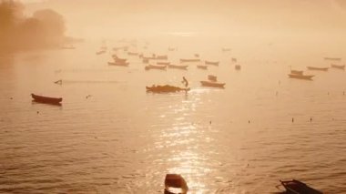 Endonezya 'daki Lembongan adasındaki deniz yosunu çiftliğinin ve teknelerinin insansız hava aracı görüntüsü. Sabah güneşli bir yosun çiftliği. Yüksek kalite 4k görüntü