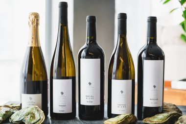 6 Şubat 2025. Anapa, Rusya. Şişe içinde çeşitli Rus şarapları. Restoranda alkollü içecekler