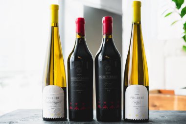 6 Şubat 2025. Anapa, Rusya. Şişe içinde çeşitli Rus şarapları. Restoranda alkollü içecekler