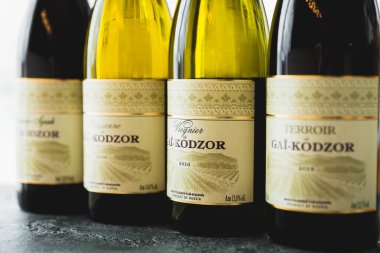 6 Şubat 2025. Gelendzhik, Rusya. Şişe içinde çeşitli Rus şarapları. Restoranda alkollü içecekler