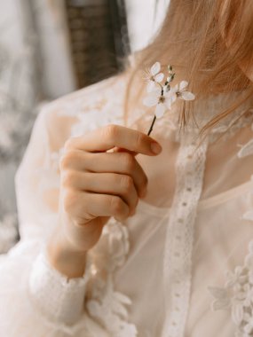 Elinde çiçek açan bir dal tutan bir kadın. Bahar güzelliği kavramı