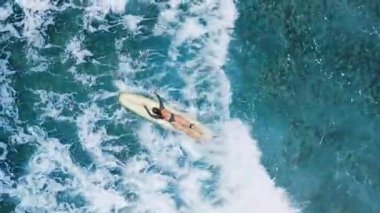 Mavi okyanus dalgasında sörf tahtasında sörf yapan kadın. Sörf tahtasında sörf yapan kız. Yüksek kalite 4k görüntü