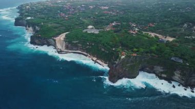 Yürüyen merdivenler Uluwatu Tapınağı yakınlarındaki kayayı yok ediyor. Hava aracı görüntüsü. Yüksek kalite 4k görüntü