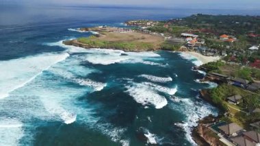 Rocky sahili, Nusa Lembongan 'da büyük dalgalar halinde mavi okyanus, insansız hava aracı manzaralı. Yüksek kalite 4k görüntü