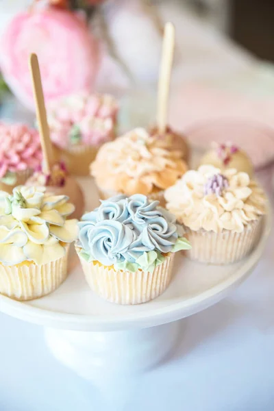 Fresh Cupcakes Whipped Cream Devorative Flower Icing Served Plate Party — Stock Photo, Image