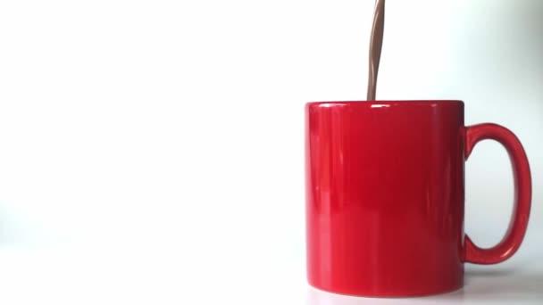 Schokoladenmilch Einem Roten Becher Auf Weißem Hintergrund Füllgetränk Milchprodukte Zucker — Stockvideo