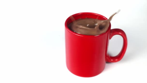초콜릿 우유를 국물에 그것이흘러감에 물기를 속느린 맛있는 음료를 복사한다 — 비디오