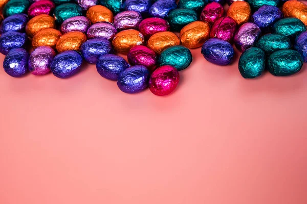 Pilha Chocolate Envolto Brilhante Ovos Páscoa Cores Vermelho Azul Dourado — Fotografia de Stock