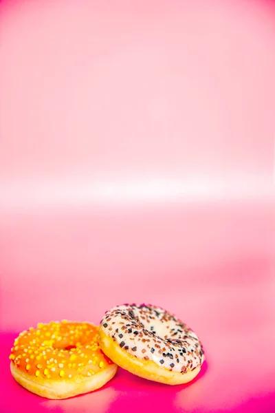 Сладкие Пончики Сложены Стопку Розовом Фоне Копирование Пространства Различные Глазури — стоковое фото