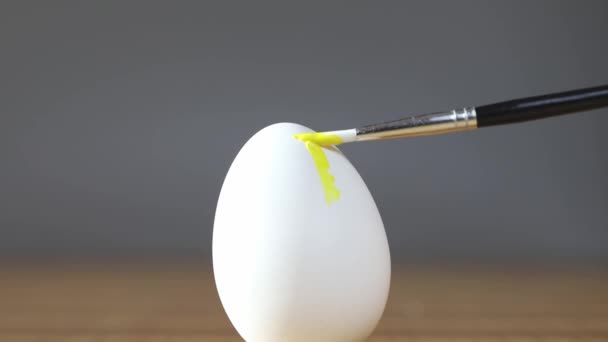 Κοντινοί Άνθρωποι Ζωγραφίζουν Πασχαλινά Αυγά Παιδί Χρωματισμός Αυγά Προετοιμασία Για — Αρχείο Βίντεο