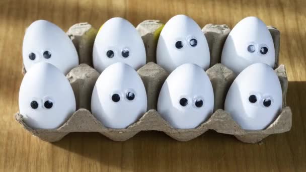 小鸡蛋卡通眼睛滑稽动画 蛋盒里的鸡蛋 有趣有趣的卡通人物令人振奋的食物概念 — 图库视频影像
