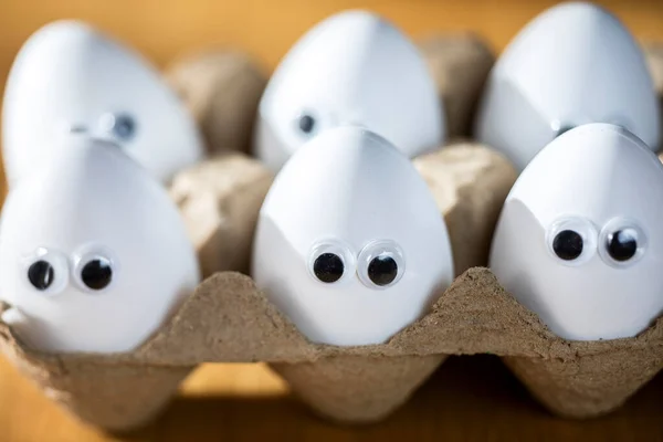 Mutfak Masasında Organik Tavuk Yumurtaları Karton Kutudaki Beyaz Yumurtalarda Komik — Stok fotoğraf