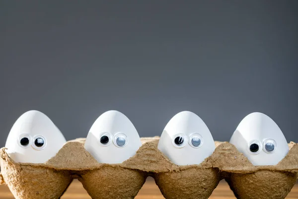 Αστεία Πρόσωπα Λευκά Αυγά Χαρτόκουτο Βιολογικά Αυγά Κοτόπουλου Στο Τραπέζι — Φωτογραφία Αρχείου