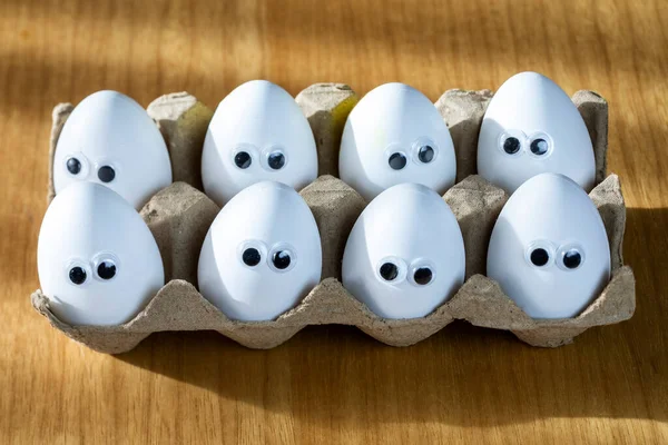 Śmieszne Twarze Białych Jajach Pudełku Kartonowym Organicznymi Kurzymi Jajami Stole — Zdjęcie stockowe
