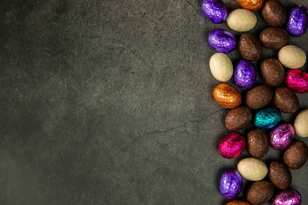 Deliciosos Ovos Páscoa Chocolate Doces Fundo Preto Escuro Conceito Páscoa — Fotografia de Stock