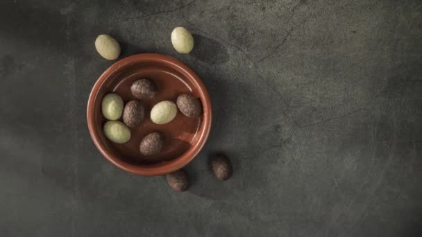 Huevos Pascua Chocolate Moviéndose Plato Vista Superior Hormigón Fondo Oscuro — Vídeo de stock