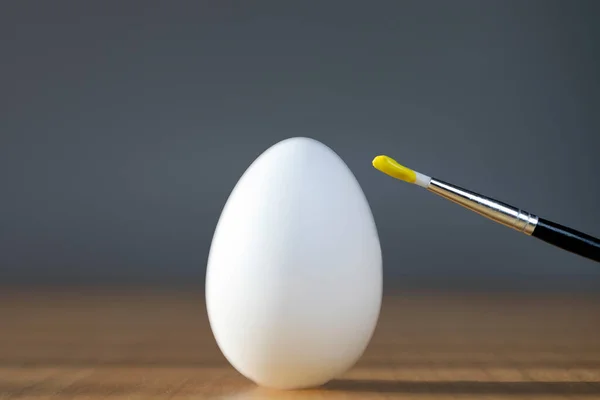 Kaba Fırça Sarı Renkte Kırılgan Bir Paskalya Yumurtası Boyamak Tatil — Stok fotoğraf