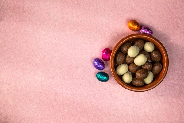 Paskalya Pembe Arka Planda Çikolatalı Paskalya Yumurtası Kompozisyonu Mesaj Için — Stok fotoğraf