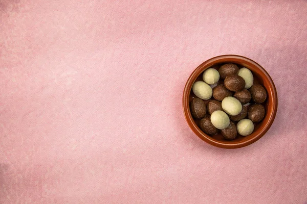Πάσχα Σύνθεση Σοκολατένια Πασχαλινά Αυγά Ροζ Φόντο Χώρος Για Κείμενο — Φωτογραφία Αρχείου