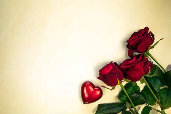 Blommor Sammansättning Ram Ros Blommor Och Rött Hjärta Gul Bakgrund — Stockfoto