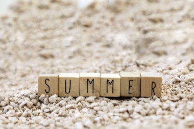 Word Summer sahilde, kum dokusu arka planda. Tropik tatil konsepti kopyalama alanı, kapatın