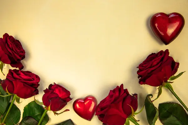 Zusammensetzung Der Blumen Rahmen Aus Rosenblüten Und Rotem Herz Auf — Stockfoto