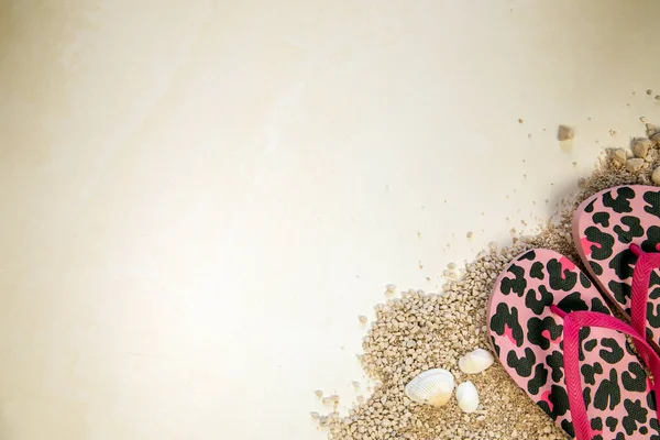 Yaz Kavramı Kumsal Parmak Arası Terlikler Sarı Kum Rengi Arka — Stok fotoğraf
