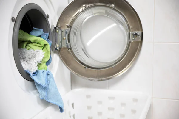 Çamaşır Konsepti Beyaz Modern Çamaşır Makinesi Açık Kapısı Var Parlak — Stok fotoğraf