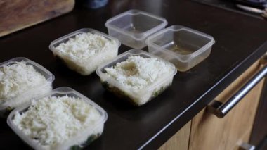 Yemek hazırlama konteynerleri. Sağlıklı yemekler planlamak ve hazırlamak. Organik ürünler ve malzemeler. Fırın hazır ve önceden hazırlanmış yemekler mutfakta, pirinci kapat.