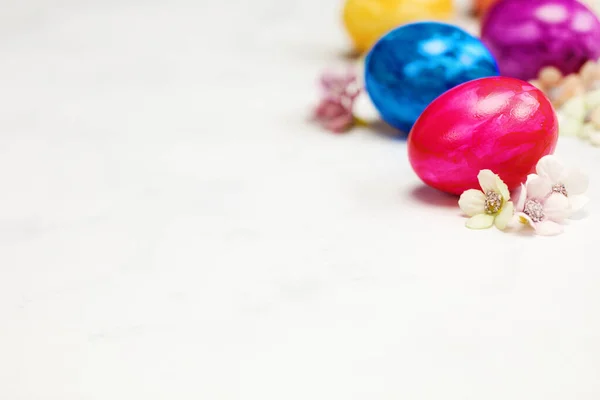 Пасхальные Яйца Окрашены Пастельные Цвета Белом Фоне Копировальным Пространством Милыми — стоковое фото