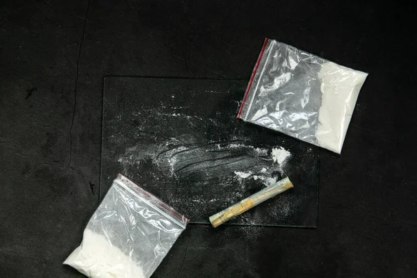 Linhas Cocaína Notas Enroladas Drogas Bolso Saco Plástico Fundo Superfície — Fotografia de Stock