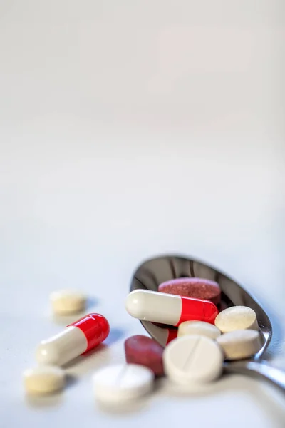 Verschiedene Pharmazeutische Medizin Pillen Tabletten Und Kapseln Auf Löffel Apotheke — Stockfoto