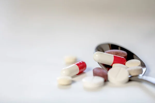 Verschiedene Pharmazeutische Medizin Pillen Tabletten Und Kapseln Auf Löffel Apotheke — Stockfoto