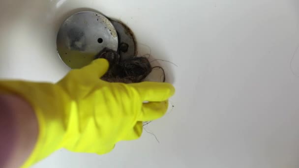 Banyodaki Boruları Temizliyorum Duş Gideri Saçlarla Tıkanmış Kadın Eli Sarı — Stok video