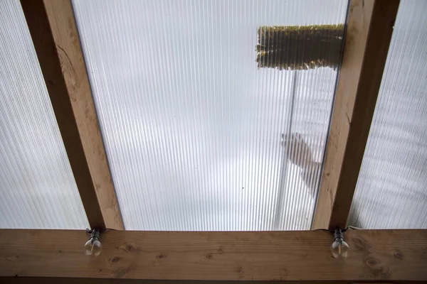 Pranie Pokrywy Dachowej Pergoli Patio Aluminium Usuwanie Brudnych Glonów Mydłem — Zdjęcie stockowe