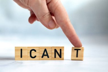 Okuyamadığım kelimeyi değiştirebilirim. Kendime olan inancım, pozitif tutumum ve motivasyonum için kavram oluşturabilirim. El, ahşap arkaplan dokusunu kaldırır.