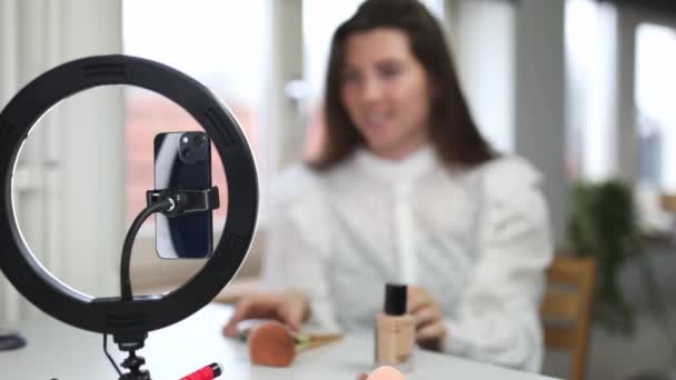 美丽博客 科技和人们的概念肖像一个快乐的微笑的女孩博客 戒指光和智能手机应用化妆在家里 用刷子做一个有影响力的视频 — 图库视频影像