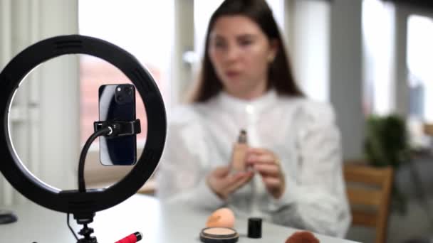 化妆美容博客 科技与人的概念肖像一个快乐的微笑的女孩博客戒指灯和智能手机应用化妆在家里 用刷子做一个有影响力的视频 — 图库视频影像