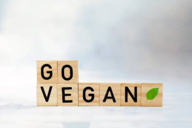 Tahta küplerde yeşil yapraklı taze vejetaryen metni. Vejetaryenlik, vejetaryenlik, sağlık, yeşil, ekolojik hareket konsepti. metin için boşluk kopyala