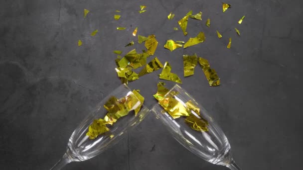 Вітаємо Два Келихи Шампанського Золотими Прикрасами Рухаються Циклу Концепція Святкування — стокове відео