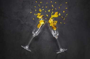 Şerefe, iki bardak altın madalyalı şampanya, kutlama konsepti, üst düzey parti konsepti