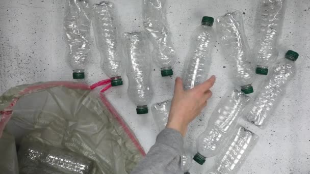 Plastik Şişeleri Çöp Torbasına Koyup Geri Dönüşüme Atık Yönetimine Plastik — Stok video