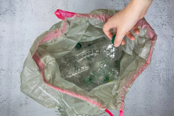 Tangan Mendapatkan Botol Plastik Untuk Dibuang Dalam Kantong Sampah Siap — Stok Foto